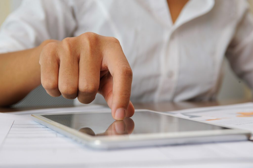 A assinatura digital é vinculada ao certificado digital