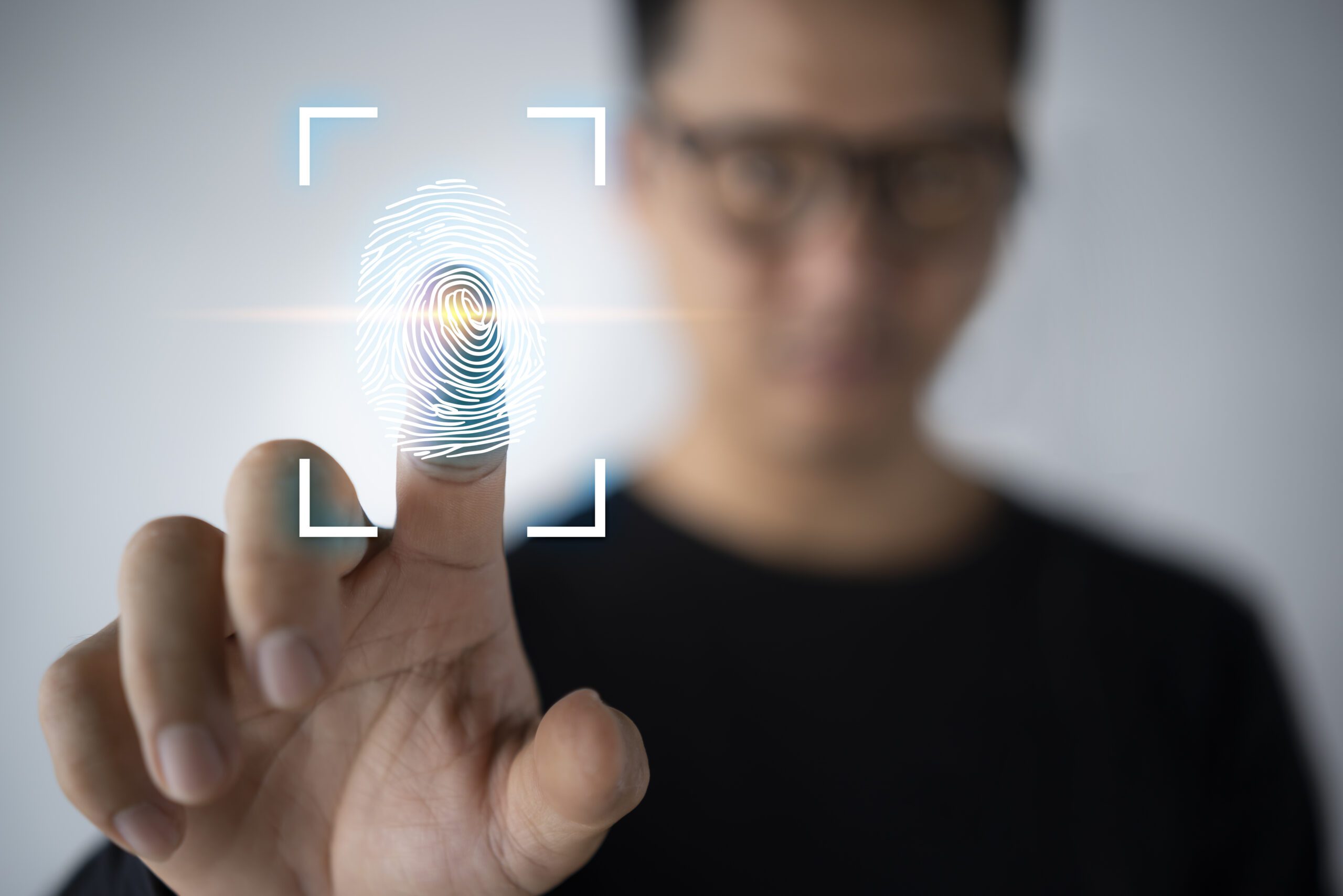 Com tecnologia bem implementada e monitoramento contínuo, é possível reduzir significativamente os riscos de fraude em biometria