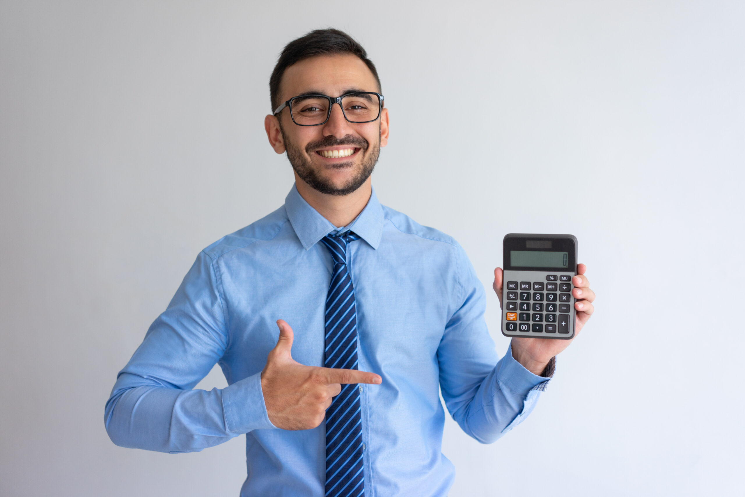 Declarar o IR por conta própria não é proibido, qualquer contribuinte pode fazer isso, o problema é o custo do erro